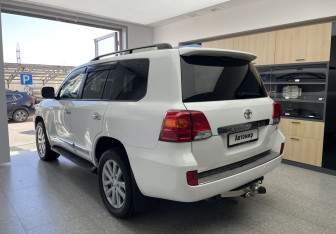 Подержанный автомобиль Toyota Land Cruiser Suv 2012 года (6 фото)