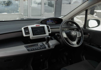 Подержанный автомобиль Honda Freed 2012 года (10 фото)