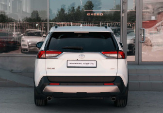 Подержанный автомобиль Toyota RAV4 2020 года (6 фото)