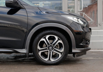 Подержанный автомобиль Honda Vezel 2014 года (9 фото)