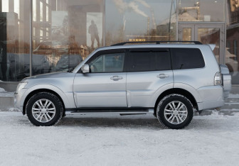 Подержанный автомобиль Mitsubishi Pajero 2011 года (8 фото)