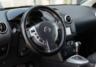 Подержанный автомобиль Nissan Qashqai 2007 года (11 фото)
