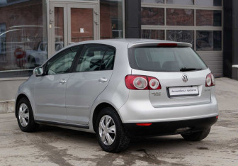 Подержанный автомобиль Volkswagen Golf Plus 2011 года (7 фото)