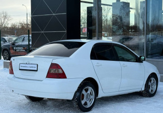 Подержанный автомобиль Toyota Corolla Sedan 2002 года (5 фото)
