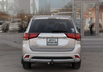 Подержанный автомобиль Mitsubishi Outlander 2017 года (6 фото)