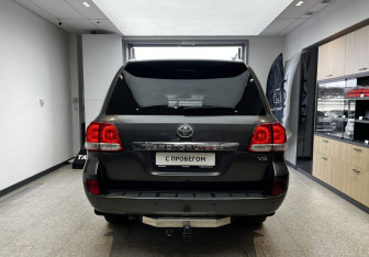 Подержанный автомобиль Toyota Land Cruiser Suv 2011 года (5 фото)