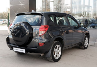 Подержанный автомобиль Toyota RAV4 2007 года (5 фото)