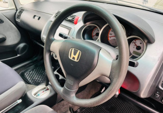 Подержанный автомобиль Honda Fit 2006 года (12 фото)