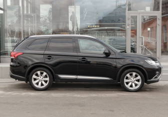 Подержанный автомобиль Mitsubishi Outlander 2015 года (4 фото)