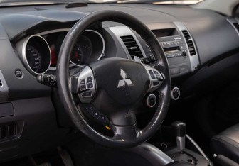 Подержанный автомобиль Mitsubishi Outlander 2007 года (11 фото)