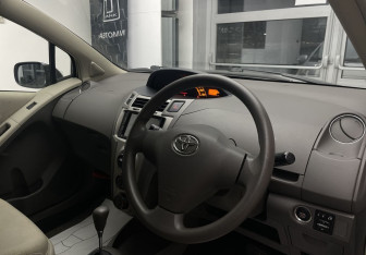 Подержанный автомобиль Toyota Vitz 2010 года (9 фото)