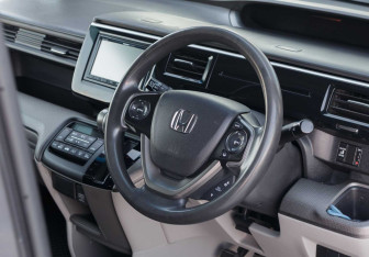 Подержанный автомобиль Honda Stepwgn 2016 года (11 фото)