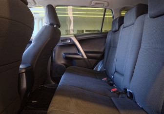 Подержанный автомобиль Toyota RAV4 2017 года (13 фото)