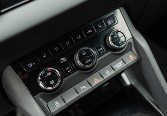 Подержанный автомобиль Skoda Karoq 2021 года (15 фото)