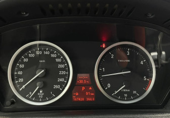 Подержанный автомобиль BMW X6 2013 года (11 фото)