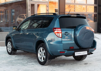 Подержанный автомобиль Toyota RAV4 2011 года (7 фото)