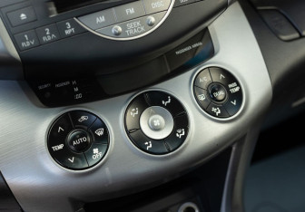 Подержанный автомобиль Toyota RAV4 2007 года (15 фото)