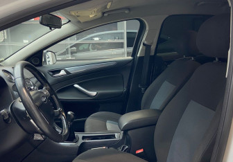 Подержанный автомобиль Ford Mondeo Sedan 2011 года (8 фото)