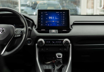 Подержанный автомобиль Toyota RAV4 2023 года (14 фото)