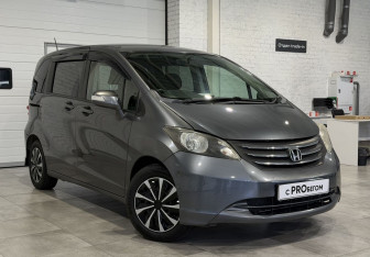 Подержанный автомобиль Honda Freed 2010 года (3 фото)