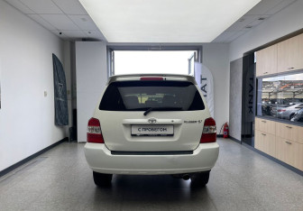 Подержанный автомобиль Toyota Kluger 2001 года (7 фото)