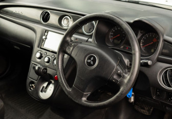 Подержанный автомобиль Mitsubishi Airtrek 2002 года (11 фото)