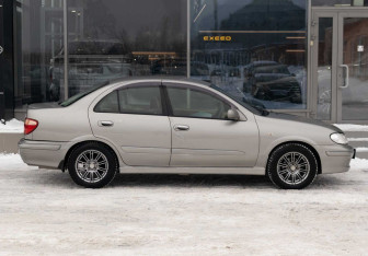 Подержанный автомобиль Nissan Bluebird Sylphy 2002 года (4 фото)