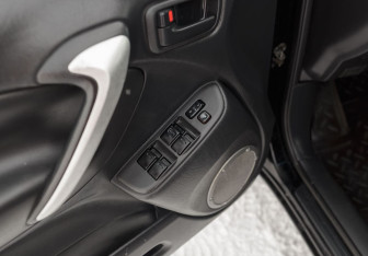 Подержанный автомобиль Toyota RAV4 2004 года (15 фото)