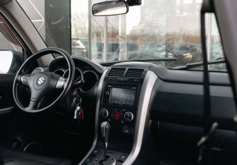 Подержанный автомобиль Suzuki Grand Vitara 2010 года (10 фото)