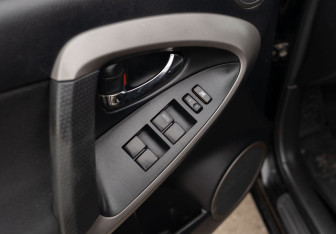 Подержанный автомобиль Toyota RAV4 2008 года (18 фото)