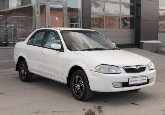Подержанный автомобиль Mazda Familia Sedan 2000 года (3 фото)