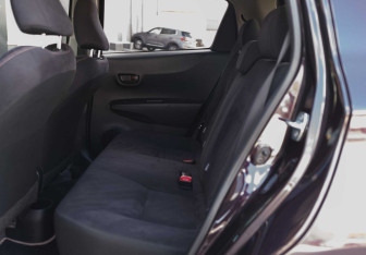 Подержанный автомобиль Toyota Vitz 2013 года (17 фото)