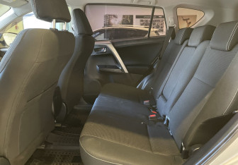 Подержанный автомобиль Toyota RAV4 2017 года (9 фото)