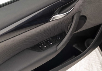 Подержанный автомобиль BMW X1 2011 года (17 фото)