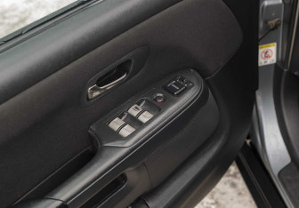 Подержанный автомобиль Honda CR-V 2005 года (14 фото)