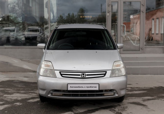 Подержанный автомобиль Honda Stream 2002 года (2 фото)