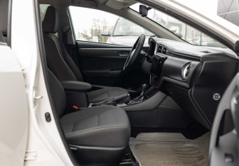 Подержанный автомобиль Toyota Corolla Sedan 2018 года (20 фото)