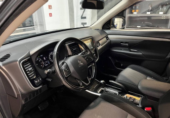 Подержанный автомобиль Mitsubishi Outlander 2017 года (9 фото)
