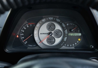 Подержанный автомобиль Toyota Altezza Sedan 2002 года (15 фото)