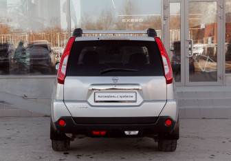 Подержанный автомобиль Nissan X-Trail 2011 года (6 фото)