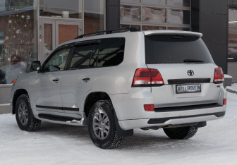 Подержанный автомобиль Toyota Land Cruiser Suv 2008 года (7 фото)