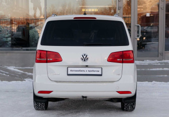 Подержанный автомобиль Volkswagen Touran 2011 года (6 фото)