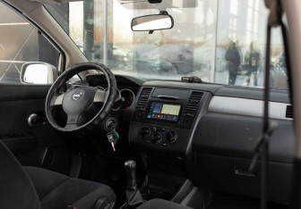 Подержанный автомобиль Nissan Tiida Hatchback 2012 года (10 фото)