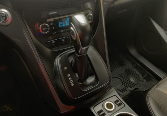 Подержанный автомобиль Ford Kuga 2016 года (12 фото)