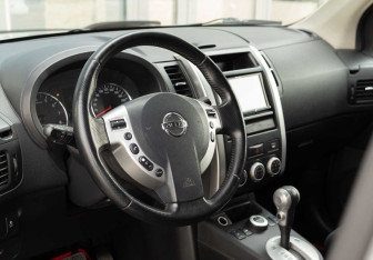 Подержанный автомобиль Nissan X-Trail 2013 года (11 фото)