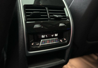 Подержанный автомобиль BMW X7 2023 года (9 фото)