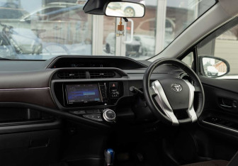 Подержанный автомобиль Toyota Aqua 2016 года (10 фото)