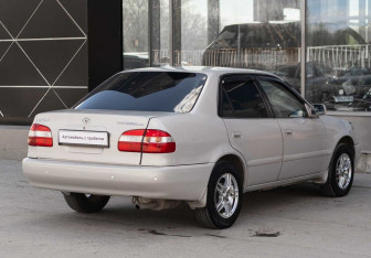 Подержанный автомобиль Toyota Corolla Sedan 2000 года (5 фото)