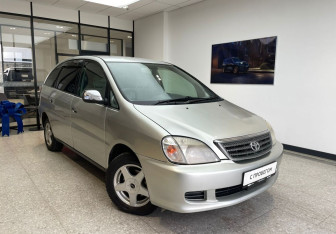 Подержанный автомобиль Toyota Nadia 1998 года (4 фото)