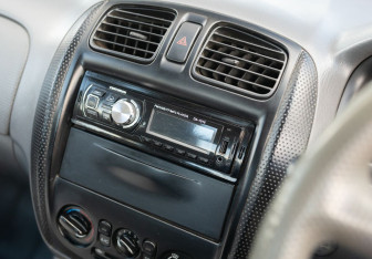 Подержанный автомобиль Mazda Familia Sedan 2000 года (13 фото)